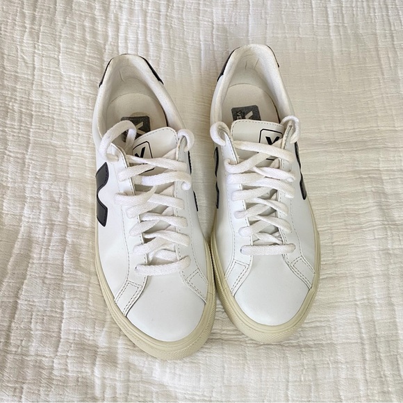 Veja Esplar low-top leather sneakers in white with black logo size 6

US6/EU37 - Picture 3 of 10